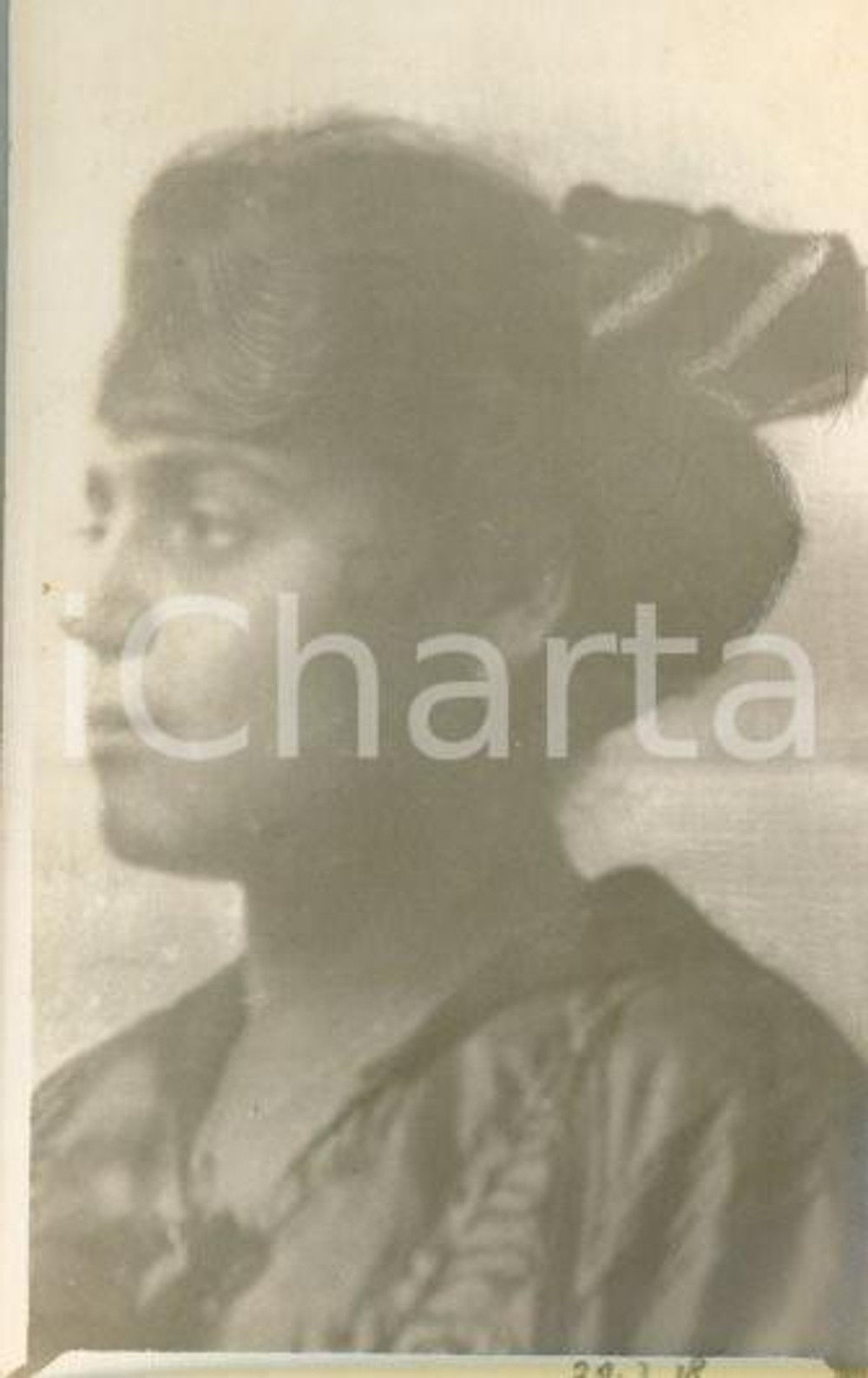 1918 NAPOLI Darinka DURELLI - Ritratto - Fotocartolina Luigi GREA (4) Fotografia originale d'epoca, in formato cartolina postale.Si tratta di uno scatto realizzato da un fotografo amatoriale, Luigi "Gigi" Grea, funzionario delle ferrovie.Didascalia e data manoscritta. GOOD/buono minima abrasione angolare Formato: 9x14 cm originale e autentica 1