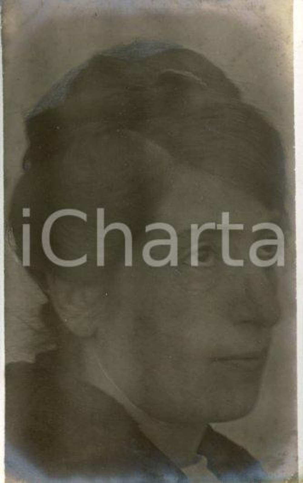 1920 ca NAPOLI Maria CAPPELLO - Ritratto di profilo *Foto Luigi GREA (2) Fotografia originale d'epoca, in formato cartolina postale.Si tratta di uno scatto realizzato da un fotografo amatoriale, Luigi "Gigi" Grea, funzionario delle ferrovie. FAIR/discreto lievi aloni marginali e ritocchi manuali Formato: 9x14 cm originale e autentica 1