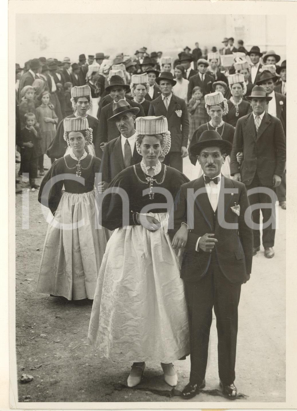 1939 ABRUZZO SCANNO (?) Matrimonio di rurali in costume locale *Foto RARA  Fotografia originale d'epoca, con timbro datario e didascalia al verso.La didascalia riporta erroneamente la località "Monteccoli" non esistente. POOR/danneggiato piegature angolari e lievi graffi Formato: 13x18 cm originale e autentica 1