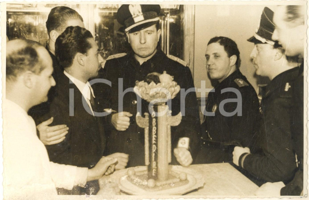 1940 CATANIA Attilio TOSI e Luciano NIGRO ai Littoriali del Lavoro *Foto 18x13  Fotografia originale d'epoca, con timbro datario e didascalia al verso. POOR/danneggiato danni da umidità al lato inferiore Formato: 18x13 cm originale e autentica 1