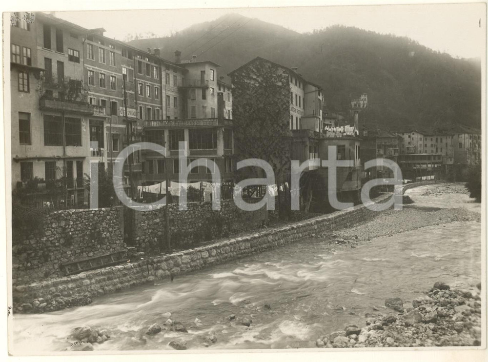 1932 RECOARO TERME Muraglioni realizzati sul torrente Agno *Foto 18x13 cm  Fotografia originale d'epoca, con timbro datario e didascalia al verso.FOTOGRAFO: Lucenti - Lonigo FAIR/discreto margine superiore rifilato; difetti di stampa ai margini Formato: 18x13 cm originale e autentica 1