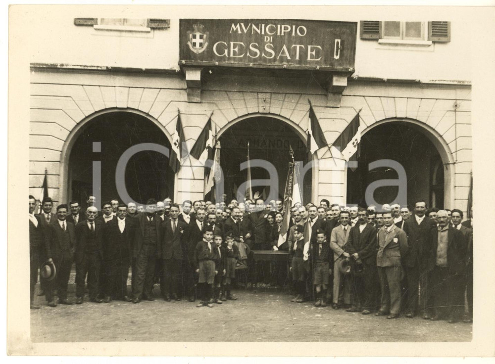 1929 GESSATE (MI) Avv. Alfredo ACITO - Conferenza su Stato fascista *Foto 18x13  Fotografia originale d'epoca, con timbro datario e didascalia manoscritta al verso.FOTOGRAFO: Pino Scopece - Milano FAIR/discreto lieve abrasione marginale Formato: 18x13 cm originale e autentica 1