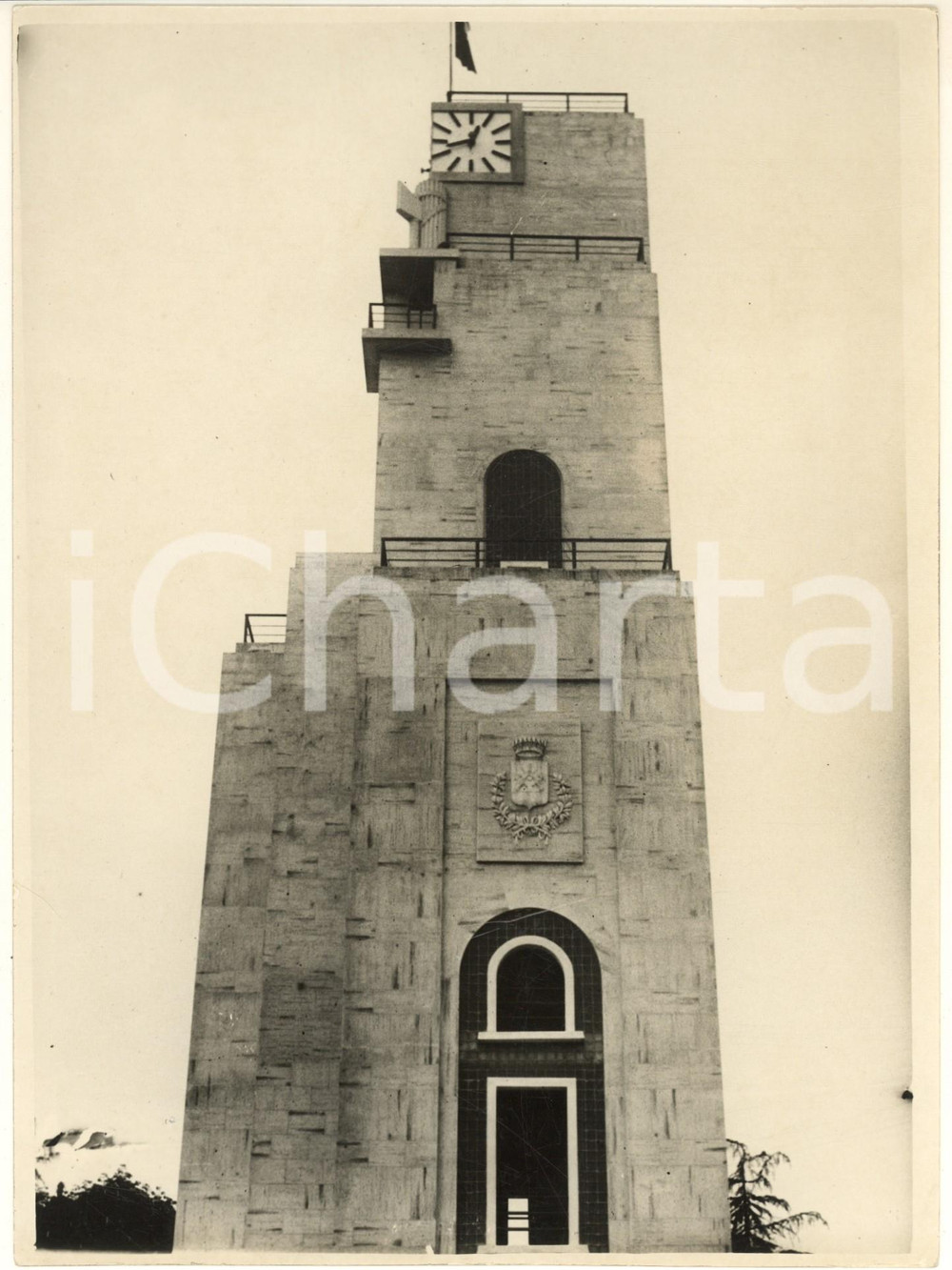 1937 ARCHITETTURA FASCISMO - CARATE BRIANZA - Nuova Torre Littoria *Foto 18x24  Fotografia originale d'epoca, con timbro datario e didascalia dattiloscritta al verso.Si tratta dell'attuale "Torre Civica". POOR/danneggiato piegature centrali Formato: 18x24 cm originale e autentica 1
