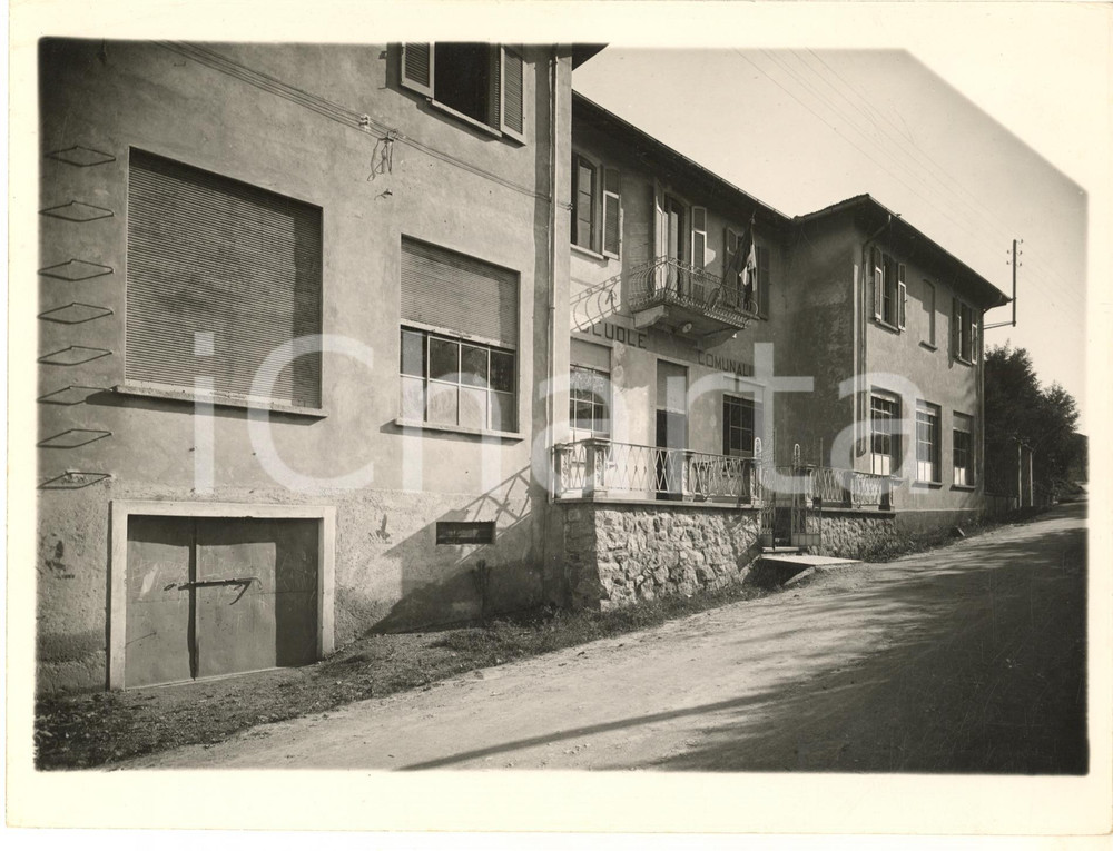 1935 ca ARCHITETTURA - MERCURAGO /ARONA Scuole Comunali *Foto 24x18 cm  Fotografia originale d'epoca, con timbro datario e didascalia dattiloscritta al verso. POOR/danneggiato piegature e graffi Formato: 24x18 cm originale e autentica 1