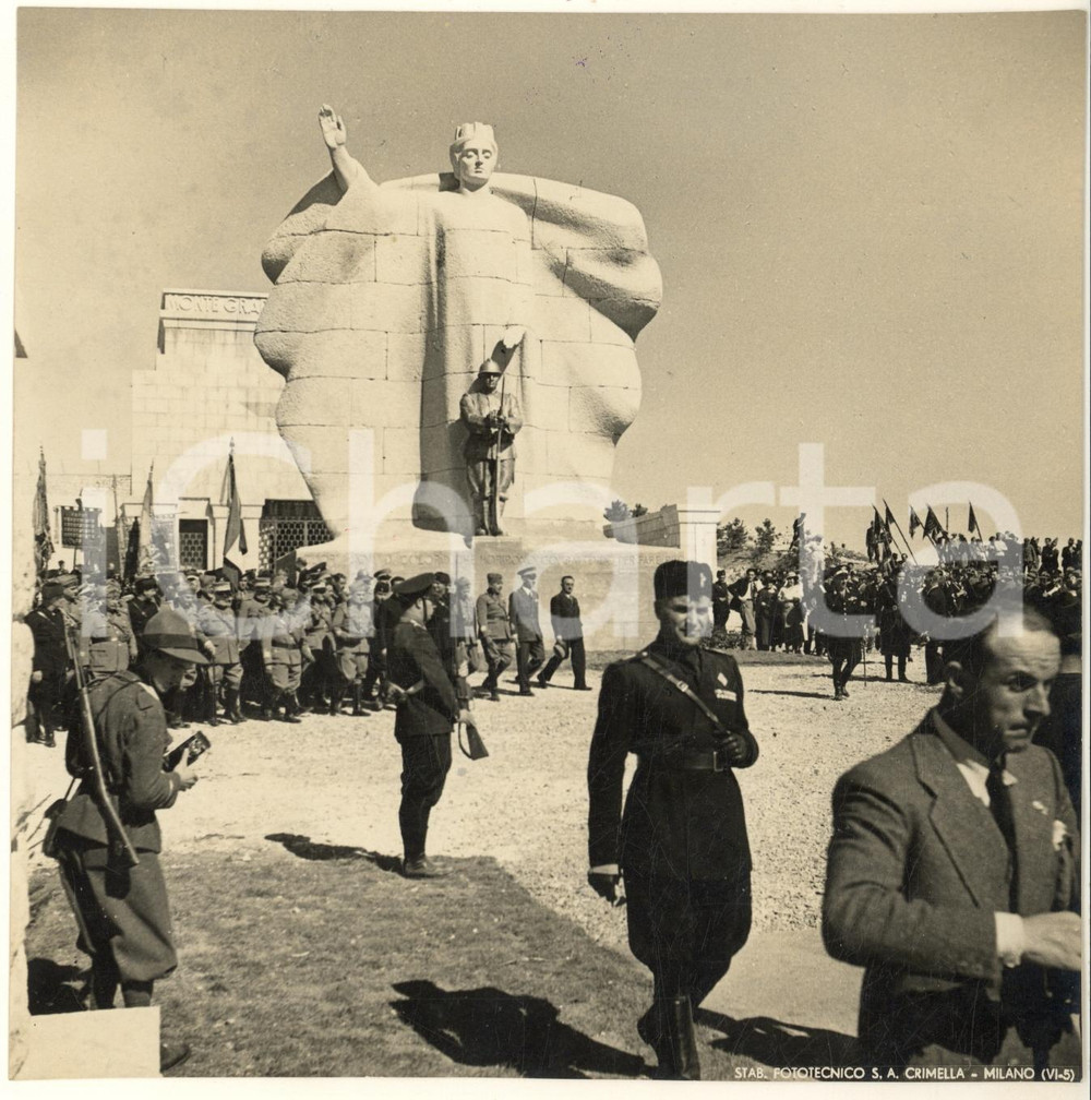 1935 Sacrario MONTE GRAPPA Inaugurazione statua Italia Fascista *Foto 17x17 cm  Fotografia originale d'epoca, con timbro datario al verso.Si tratta della cerimonia di inaugurazione della statua voluta da Mussolini nel Sacrario del Monte Grappa.Siccome, tuttavia, la statua non fu realizzata in marmo bensì in gesso (per costi e tempi di realizzazione) per l'inaugurazione, fu smontata poco dopo e andrò rapidamente distrutta. FAIR/discreto difetti di stampa; margini rifilati Formato: 17x17 cm originale e autentica 1