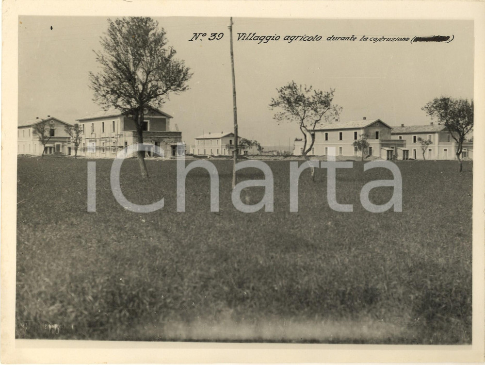 1934 FASCISMO BONIFICHE - LENTINI (SR) Costruzione Villaggio agricolo BARDARA  Fotografia originale d'epoca, con didascalia dattiloscritta al verso. FAIR/discreto lieve piegatura; difetti di stampa Formato: 24x18 cm originale e autentica 1