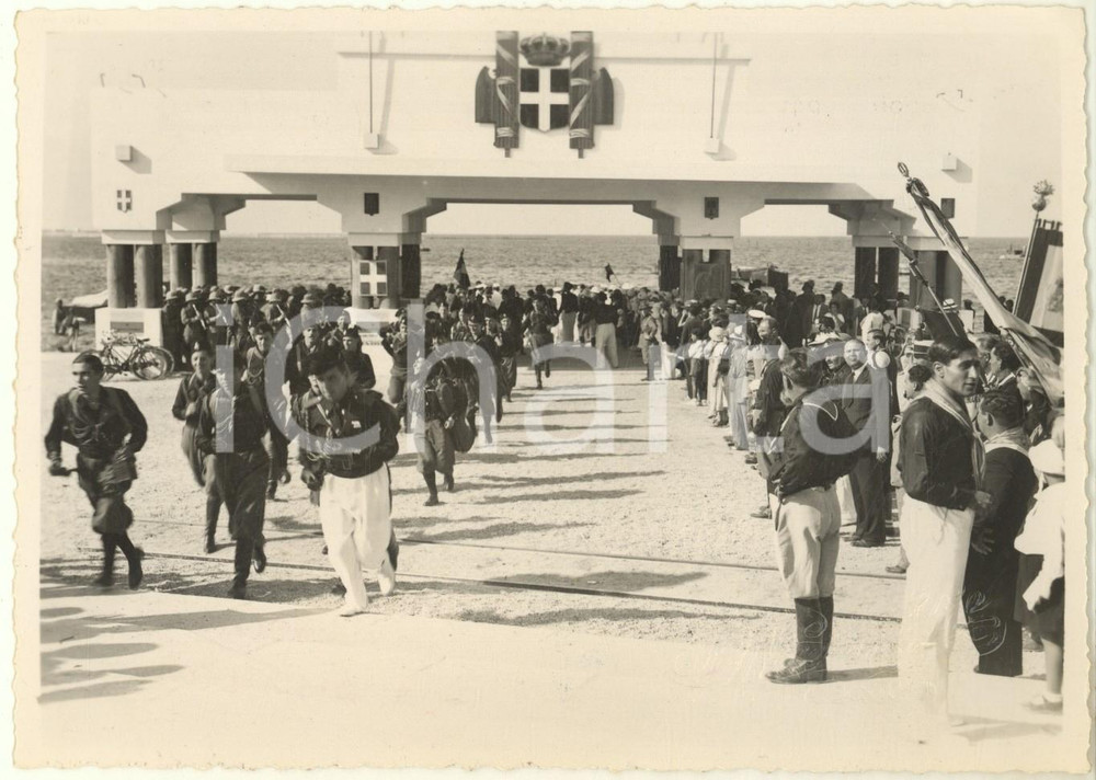 1933 LIBIA ITALIANA - BENGASI Arrivo Giovani Fascisti dell'Urbe *Foto  Fotografia originale d'epoca, con timbro datario e didascalia dattiloscritta al verso.FOTOGRAFO: Nascia & Figlio - Bengasi GOOD/buono  Formato: 17x12 cm originale e autentica 1
