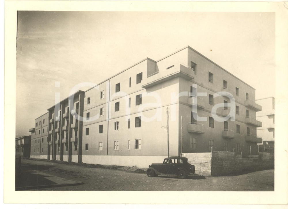 1938 ARCHITETTURA - MESSINA - Nuove case popolari  *Foto 18x13 cm  Fotografia originale d'epoca, con timbro datario e didascalia al verso. FAIR/discreto piccole piegature angolari Formato: 18x13 cm originale e autentica 1