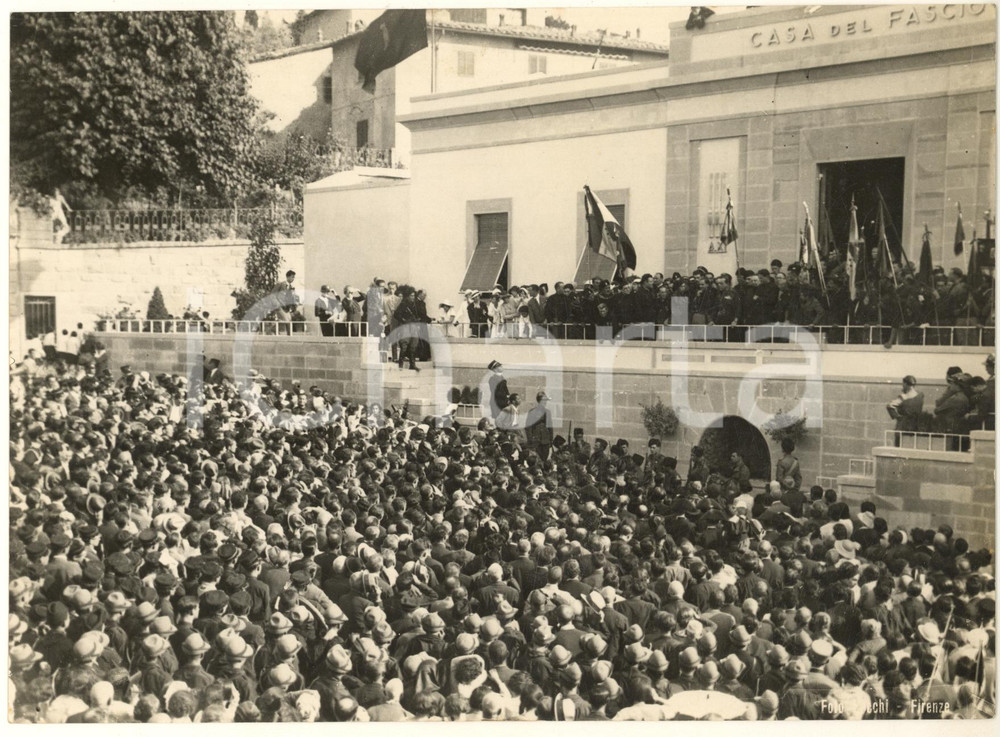 1933 FIESOLE Casa del Fascio - Achille STARACE parla alla folla *Foto 18x13  Fotografia originale d'epoca, con timbro datario e didascalia manoscritta al verso.FOTOGRAFO: Locchi - Firenze FAIR/discreto piegature angolari Formato: 23x16 cm originale e autentica 1