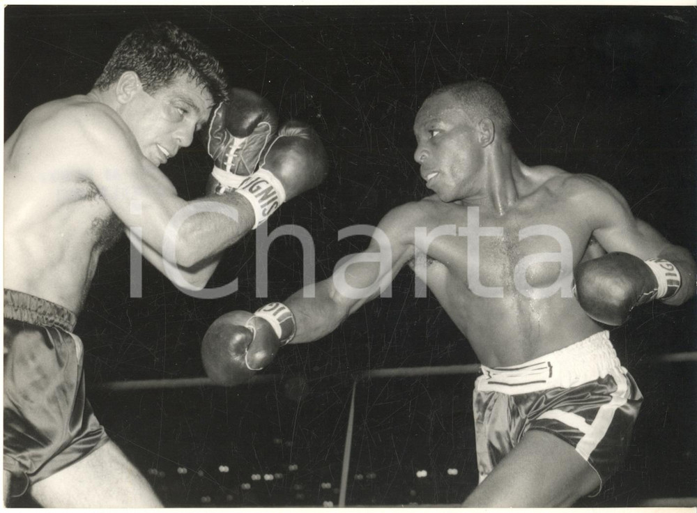 1962 MILANO BOXE Welters jr - Eddie PERKINS batte ai punti Duilio LOI - Foto Fotografia d'epoca, con didascalia coeva al verso. GOOD/buono  Formato: 18x13 cm originale e autentica 1