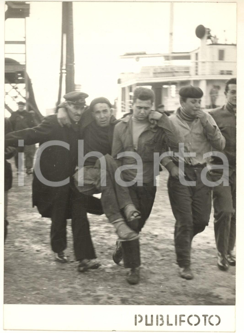 1957 NAPOLI I naufraghi della m/n CANONICA trasportati a riva - Foto 13x18 cm Fotografia d'epoca, con didascalia coeva al verso. FAIR/discreto lievi difetti di stampa Formato: 13x18 cm originale e autentica 1