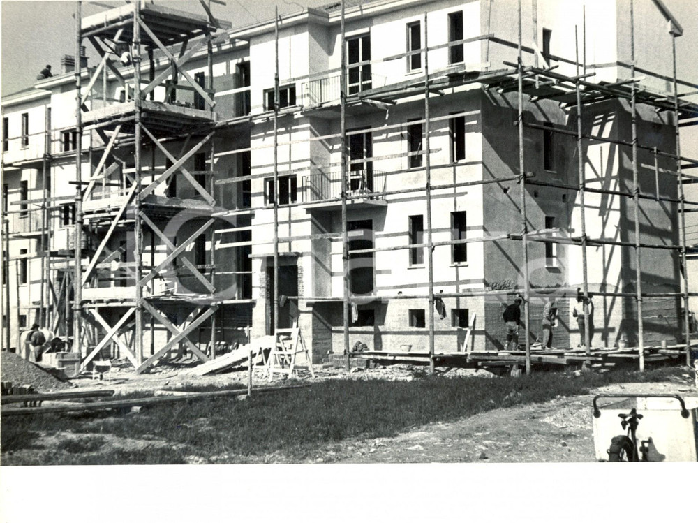 Fotografia d'epoca originale 1954 MORTARA (PV) Alloggi popolari - Impalcatura facciate RONDELLI E ROVATI 2 1