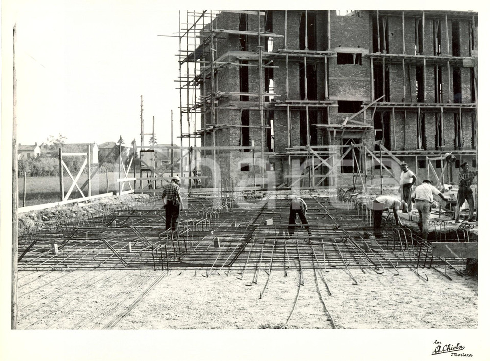 Fotografia d epoca originale 1955 ca MORTARA PV Palazzo residenziale in costruzione  Foto CHIOLA 1