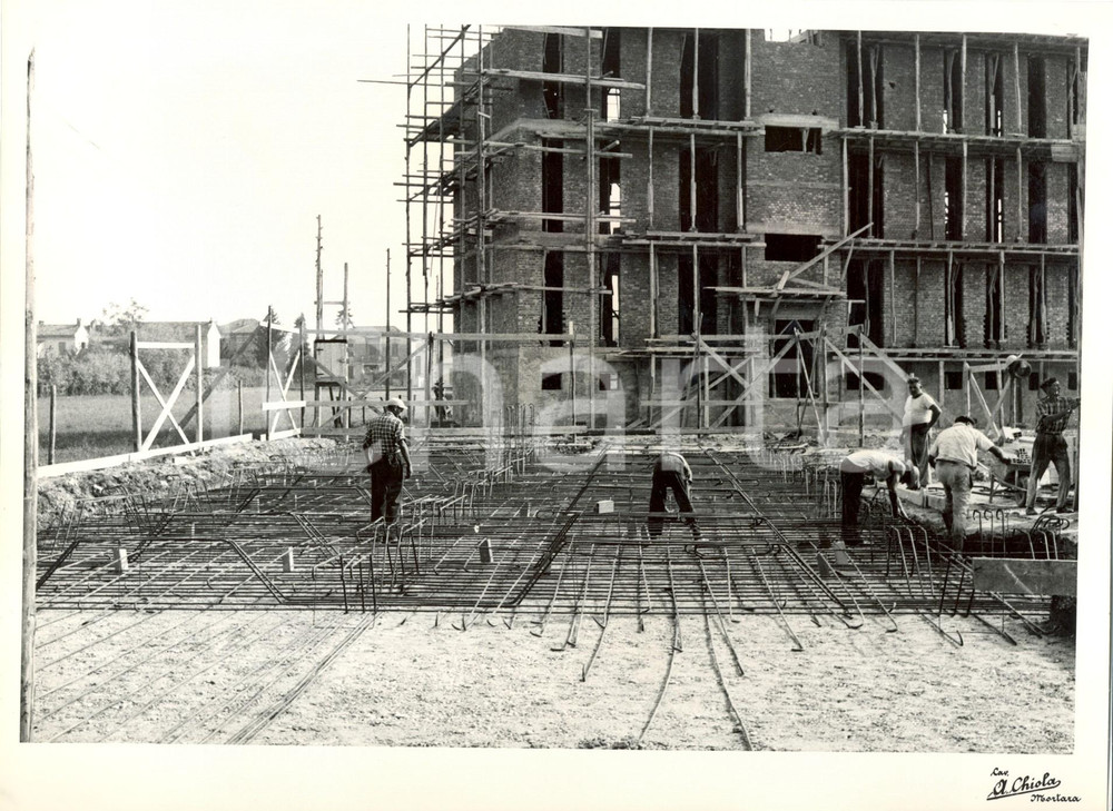 Fotografia d'epoca originale 1955 ca MORTARA (PV) Operai costruiscono nuove case popolari *Foto CHIOLA 1