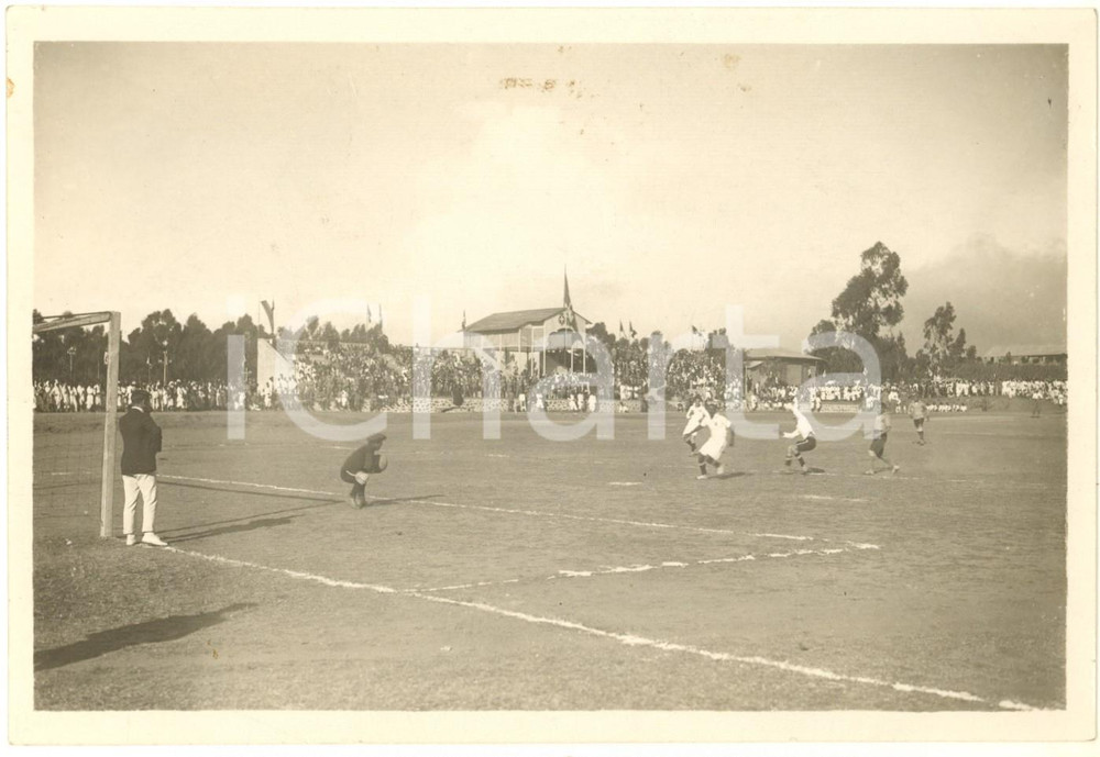 1935 ca AOI ASMARA ERITREA CALCIO - Squadra Militare vs Unione Sportiva Asmarina  Rara fotografia originale d'epoca, con didascalia manoscritta al verso. FAIR/discreto macchie al lato superiore; piegatura angolare Formato: 17x12 cm originale e autentica 1