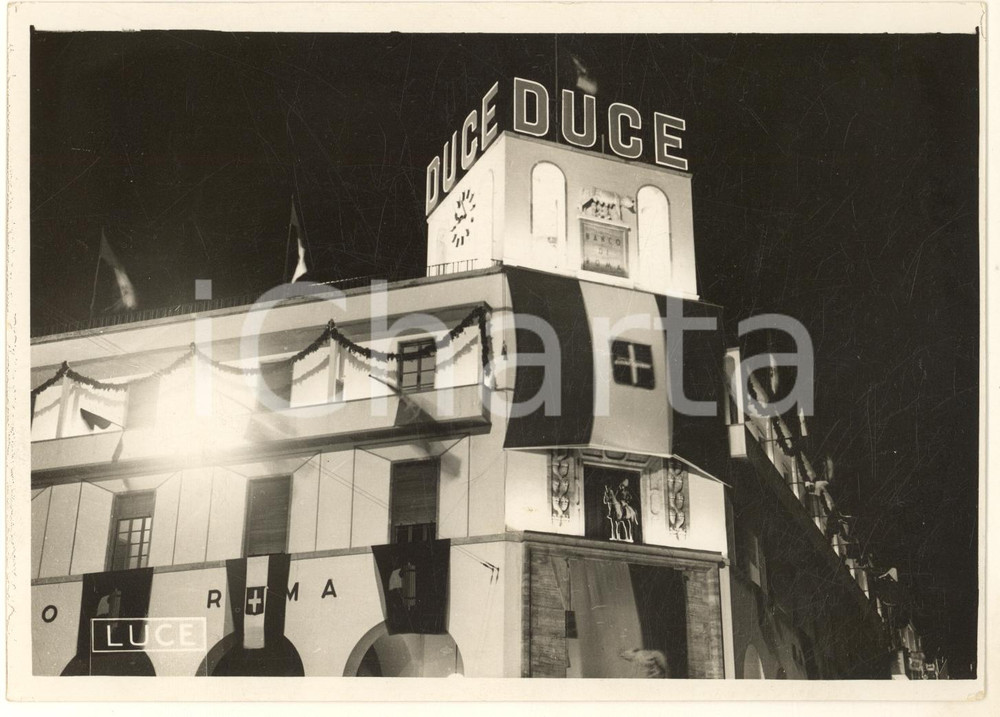 1937 TRIPOLI (LIBIA) Palazzo del Banco di Roma addobbato per visita di Mussolini  Fotografia originale d'epoca, con timbro datario al verso. GOOD/buono lieve piegatura angolare Formato: 18x13 cm originale e autentica 1