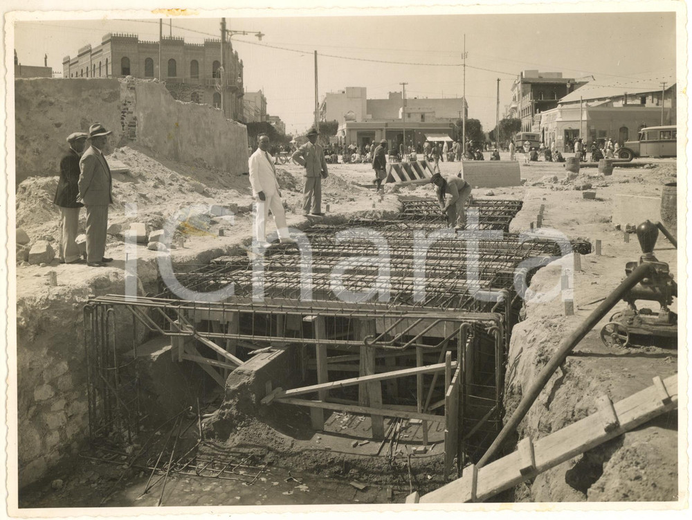 1933 TRIPOLI (LIBIA ITALIANA) Sistemazione di piazza Italia - Collettore *Foto  Fotografia originale d'epoca, con timbro datario e didascalia dattiloscritta al verso. GOOD/buono piccole piegature angolari Formato: 24x18 cm originale e autentica 1