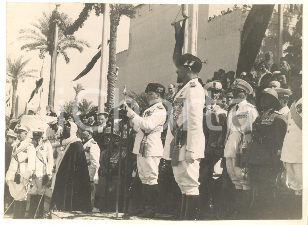 1935 TRIPOLI LIBIA Annuale Marcia su Roma - Segretario Federale con Italo BALBO  Fotografia originale d'epoca, con timbro datario e didascalia al verso.Il Segretario Federale stava leggendo il messaggio di Mussolini alla presenza di Italo Balbo. FAIR/discreto margini rifilati Formato: 23x17 cm originale e autentica 1