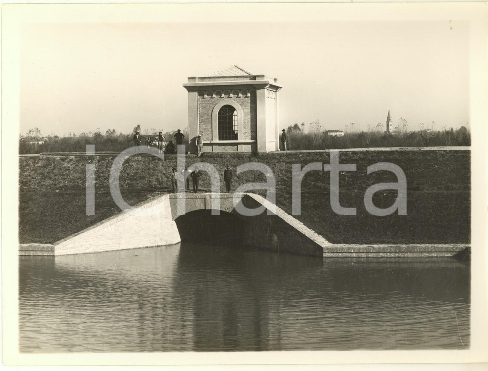 1933 FASCISMO BONIFICHE - BOMPORTO (MO) Chiavica del Secchia *Foto  Fotografia originale d'epoca, con timbro datario e didascalia al verso. GOOD/buono  Formato: 24x18 cm originale e autentica 1