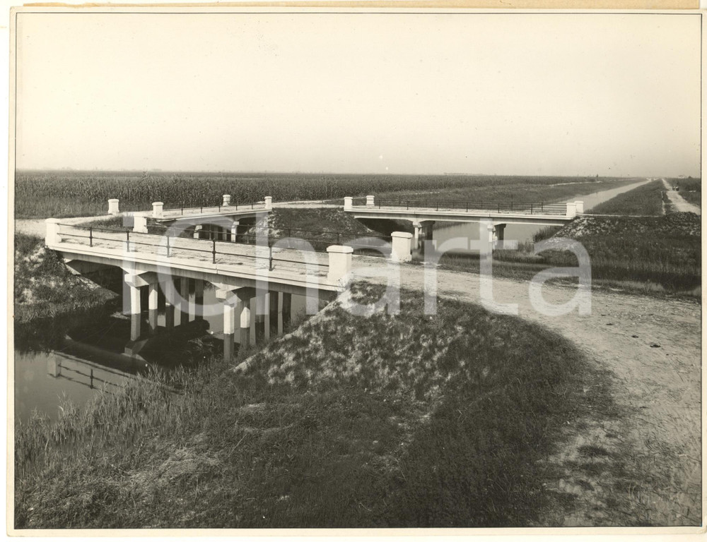1934 SAN STINO DI LIVENZA (VE) Bonifica SETTE SORELLE - Gruppo Tre Ponti *Foto  Fotografia originale d'epoca, con timbro datario e didascalia al verso.FOTOGRAFO: Giacomelli - Venezia FAIR/discreto lievi piegature angolari Formato: 26x20 cm originale e autentica 1