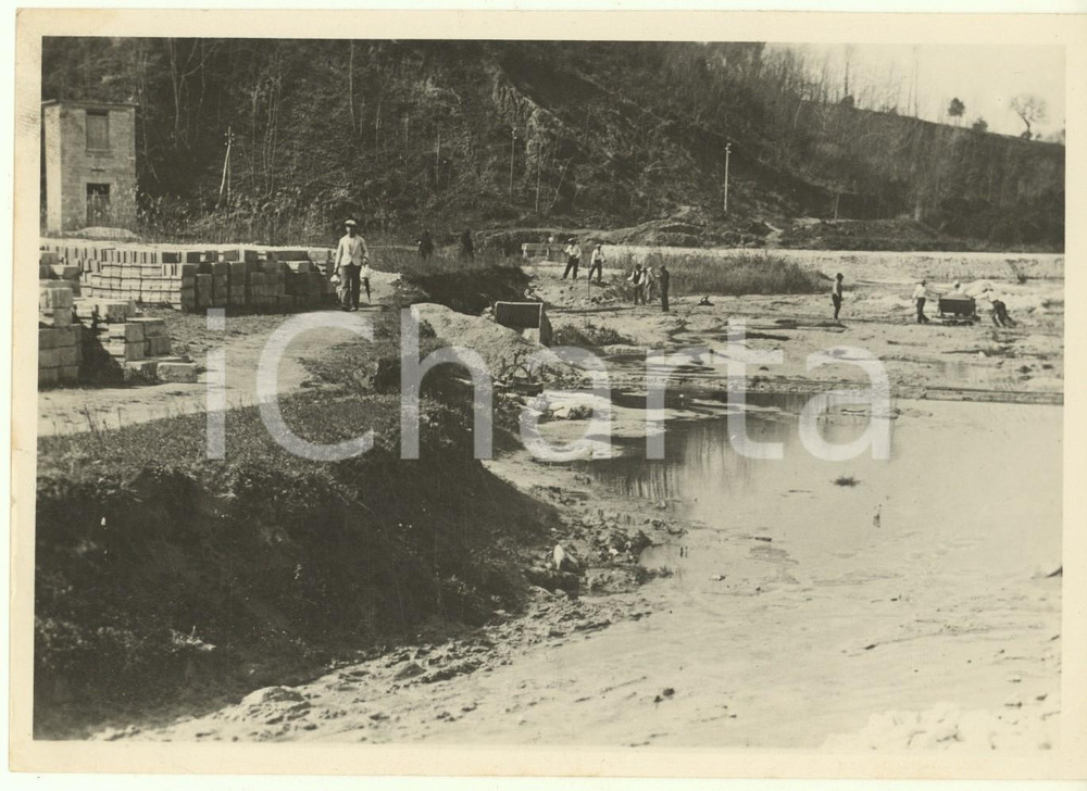 1933 CALABRIA - Bonifica Piana di ROSARNO - Lavori argine fiume MESIMA *Foto  Fotografia originale d'epoca, con timbro datario e didascalia al verso.Si tratta dei lavori eseguiti in contrada Iudicello. POOR/danneggiato piegatura angolare Formato: 17x12 cm originale e autentica 1