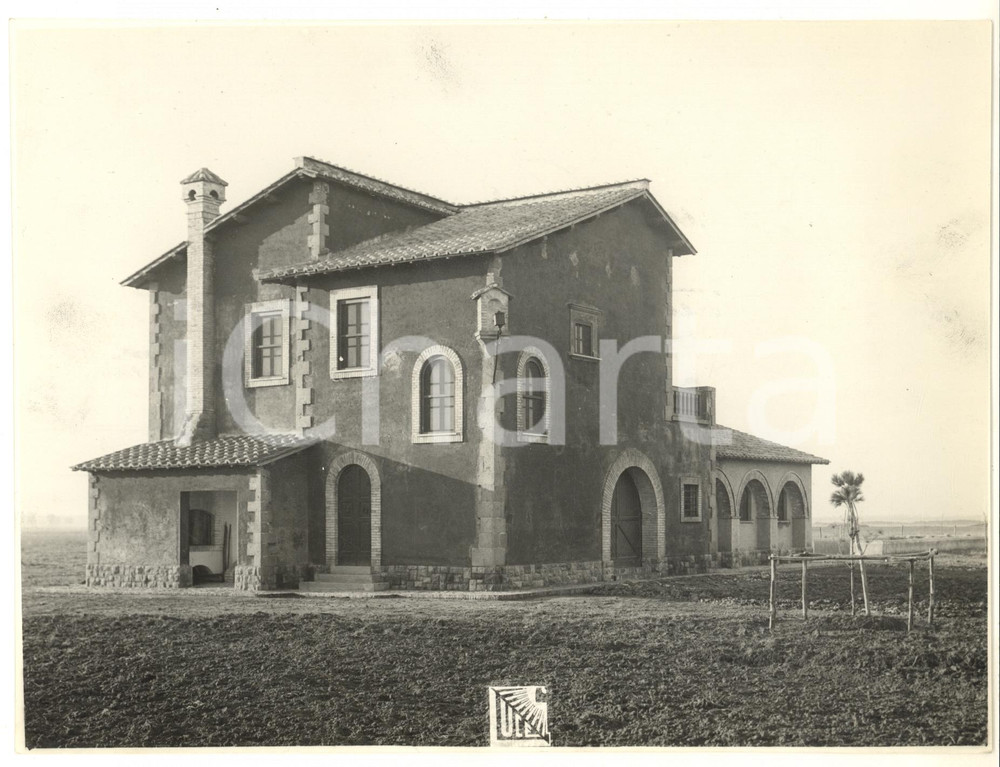 1932 Bonifica AGRO ROMANO - MACCARESE - Casa colonica *Foto 24x18 cm  Fotografia originale d'epoca, con timbro datario e didascalia al verso. POOR/danneggiato piegatura al lato inferiore; macchie Formato: 24x18 cm originale e autentica 1
