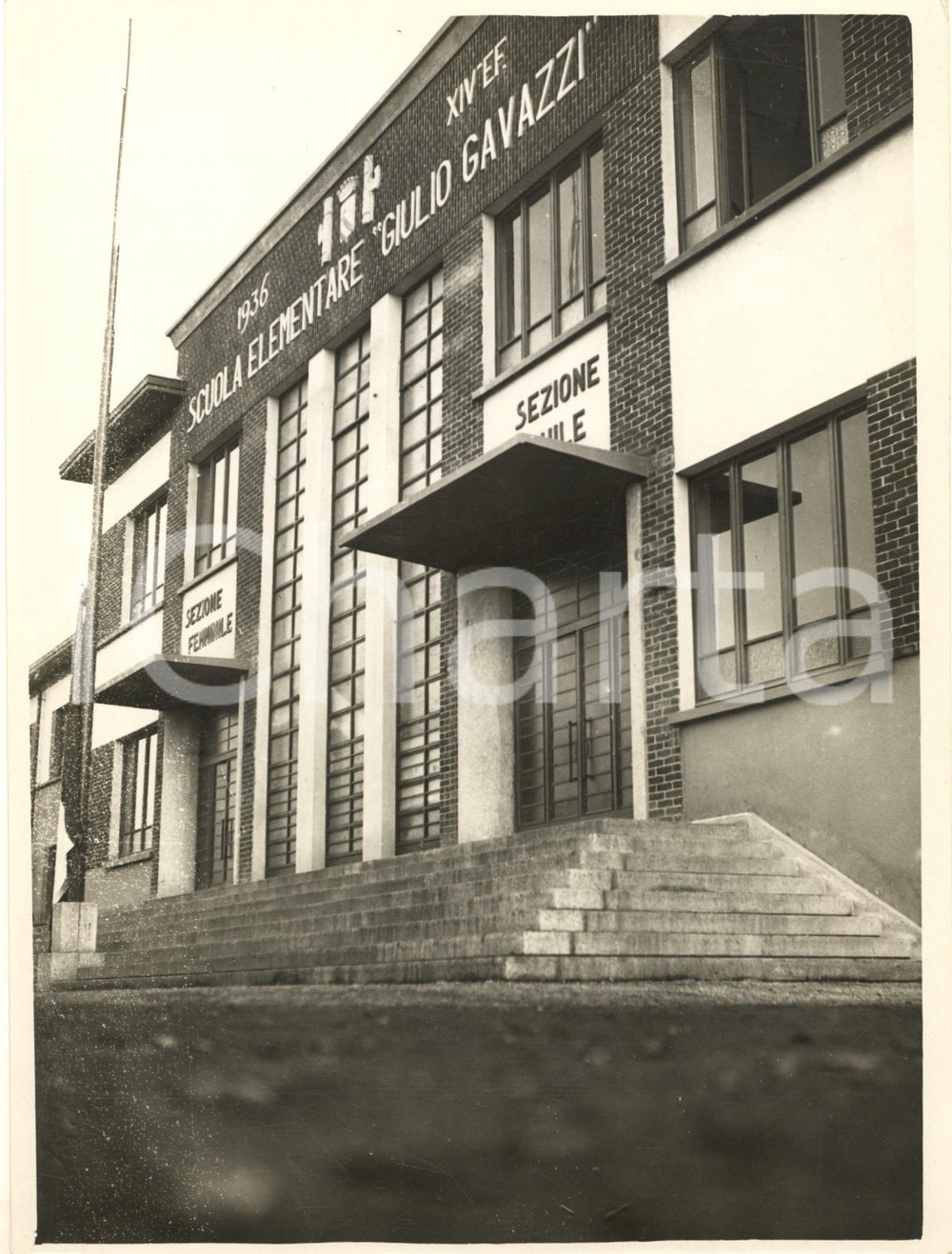 1936 ARCHITETTURA FASCISMO - DESIO (MB) Scuola elementare "Giulio Gavazzi" Foto  Fotografia originale d'epoca, con timbro datario e didascalia al verso. POOR/danneggiato difetti di stampa al lato sinistro e lievi graffi Formato: 18x24 cm originale e autentica 1