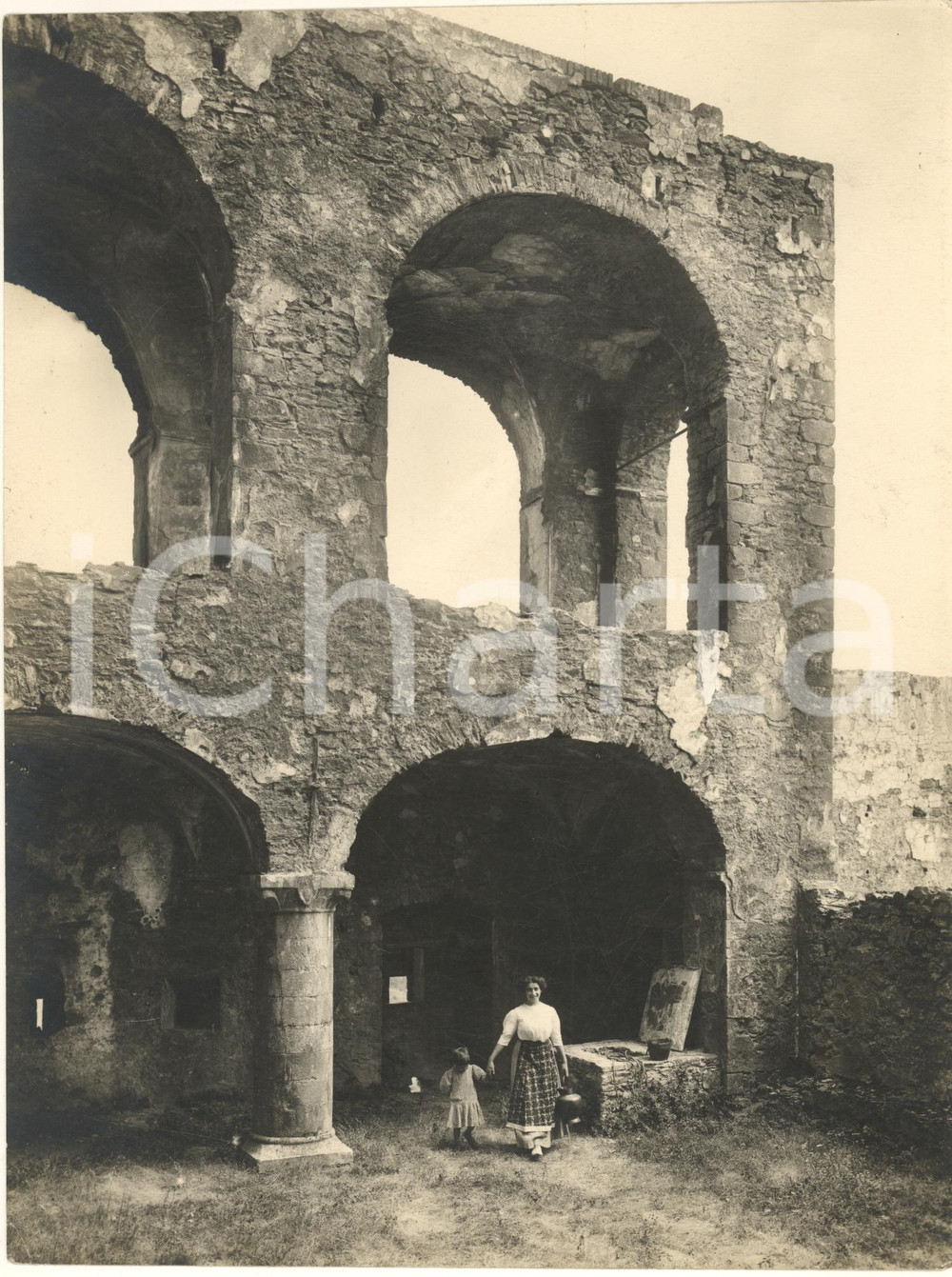 1930 ca FOSDINOVO Castello MALASPINA - Cortile e loggia *Foto artistica ANIMATA  Fotografia originale d'epoca, con didascalia al verso. FAIR/discreto piccole piegature angolari Formato: 19x25 cm originale e autentica 1