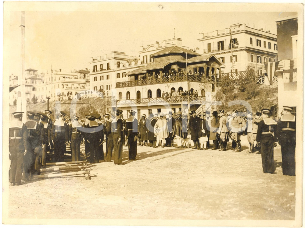 1932 ROMA Principe ereditario di Etiopia Asfaw Wossen visita i marinaretti ONB  Fotografia originale d'epoca, con didascalia al verso. POOR/danneggiato lievi macchie, anche in trasparenza; danni da umidità al lato sinistro; piegatura marginale Formato: 24x18 cm originale e autentica 1