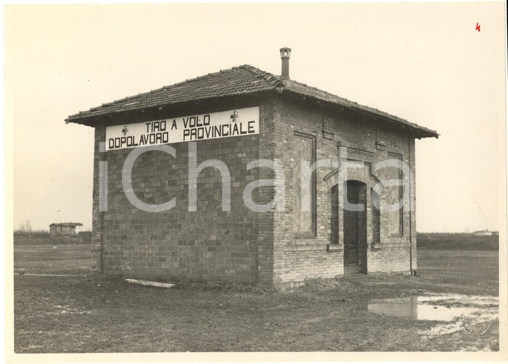 1930 ca REGGIO EMILIA Campo di tiro a volo del Dopolavoro Provinciale *Foto  Fotografia originale d'epoca, con didascalia dattiloscritta al verso.FOTOGRAFO: A. Badodi - Reggio Emilia FAIR/discreto lievi piegature e graffi; piegatura angolare Formato: 23x17 cm originale e autentica 1