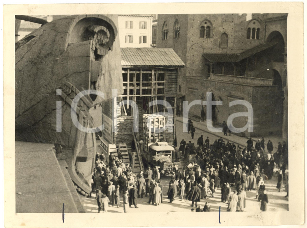 1943 WW2 BOLOGNA Trasferimento del Nettuno per incursioni aeree nemiche *Foto  Fotografia originale d'epoca, con didascalia dattiloscritta al verso. POOR/danneggiato gualciture; piccole macchie; tracce a penna Formato: 24x18 cm originale e autentica 1