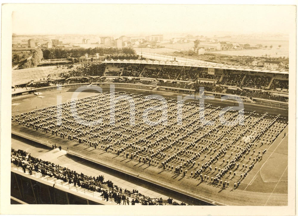1937 TORINO Stadio Mussolini - Saggio ginnico ONB Anniversario entrata in guerra  Fotografia originale d'epoca, con didascalia dattiloscritta al verso. GOOD/buono minime smussature angolari Formato: 18x13 cm originale e autentica 1