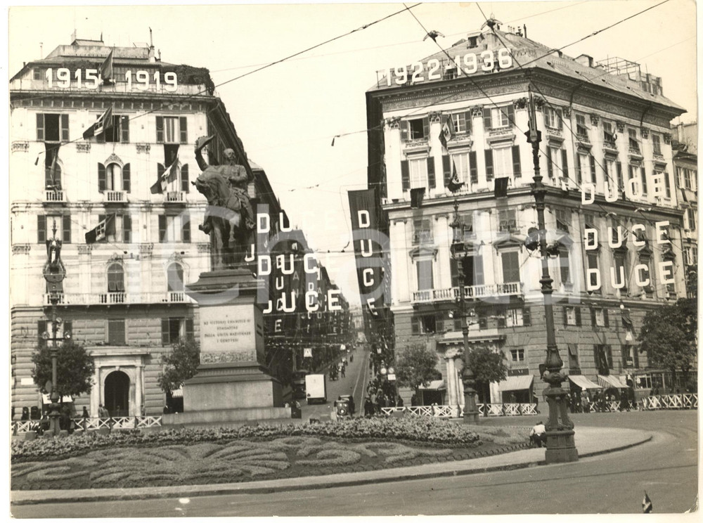 1938 FASCISMO GENOVA Piazza Corvetto addobbata per la visita di Mussolini *Foto  Fotografia originale d'epoca, con didascalia dattiloscritta al verso. GOOD/buono lievi difetti di stampa Formato: 24x18 cm originale e autentica 1