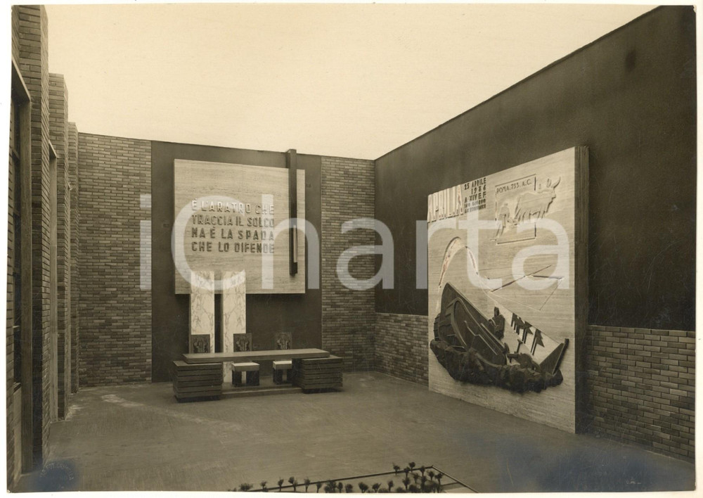 1936 VI TRIENNALE DI MILANO Sala di rappresentanza del Comune di Aprilia*Foto  Fotografia originale d'epoca, con timbro datario e didascalia manoscritta al verso. FAIR/discreto ritocchi manuali al margine inferiore; piccola piegatura al lato destro Formato: 22x16 cm originale e autentica 1