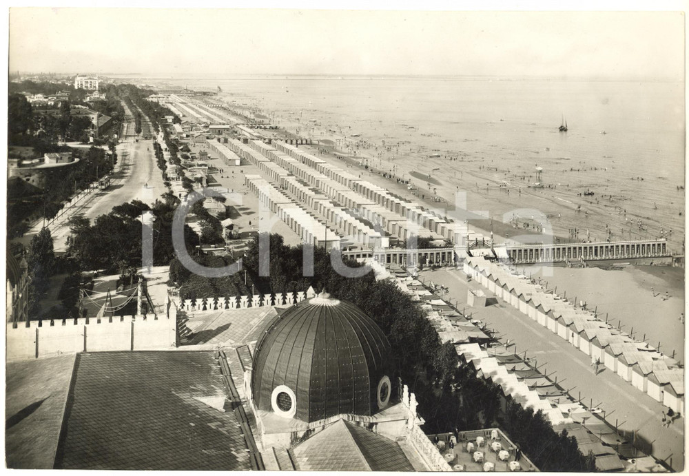 1933 VENEZIA LIDO Veduta spiaggia da una terrazza dell'Hotel EXCELSIOR *Foto  Fotografia originale d'epoca, con timbro datario e didascalia manoscritta al verso.FOTOGRAFO: Giacomelli - Venezia GOOD/buono  Formato: 25x18 cm originale e autentica 1