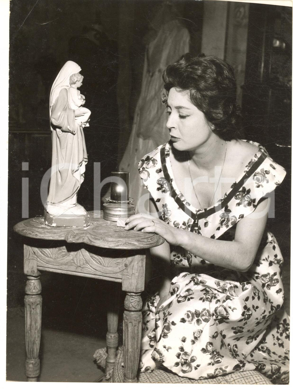Fotografia d epoca originale 1959 LONDON NEW THEATRE Lea PADOVANI prays the Madonna in THE ROSE TATTOO Foto 1