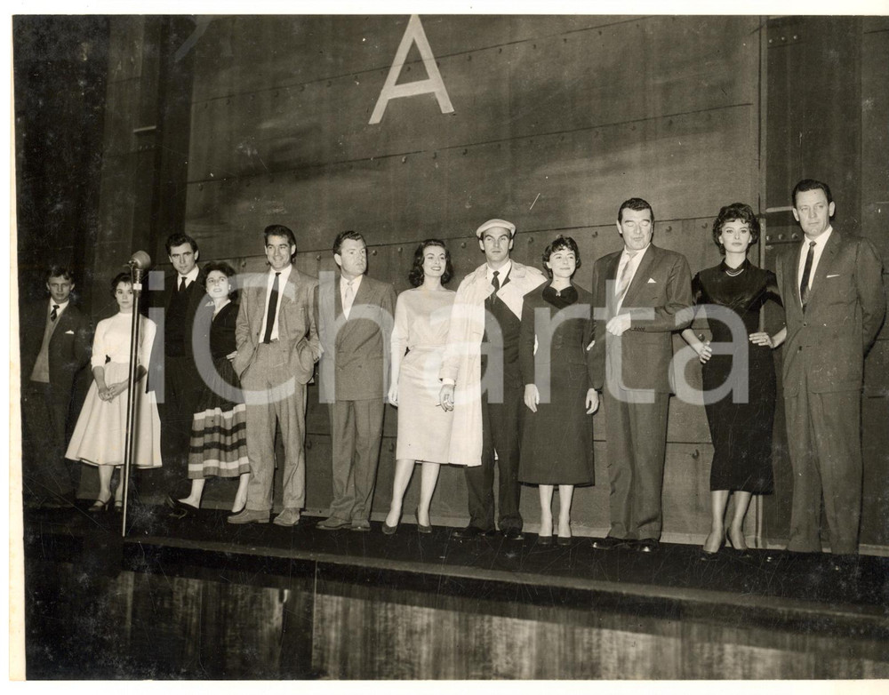 1957 LONDON Royal Film Performance - Sophia LOREN William HOLDEN *Photo 20x15 Fotografia d'epoca con didascalia coeva al verso. FAIR/discreto lievi piegature Formato: 20x15 cm originale e autentica 1