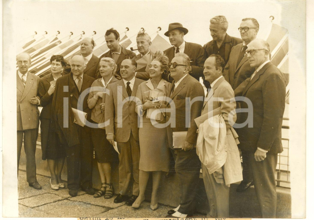 1959 FESTIVAL DI CANNES Marcel ACHARD e la giuria - Foto 18x13 cm Fotografia d'epoca con didascalia coeva. FAIR/discreto alone diffuso e rigature Formato: 18x13 cm  originale e autentica 1