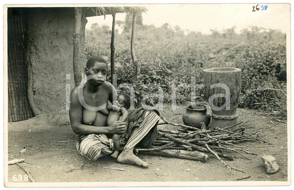 1930 ca CONGO BELGE Femme avec son enfant *Photo L. GABRIEL 698 (2) Fotografia originale d'epoca, in formato cartolina postale.FOTOGRAFO: L. Gabriel GOOD/buono  Formato: 14x9 cm originale e autentica 1