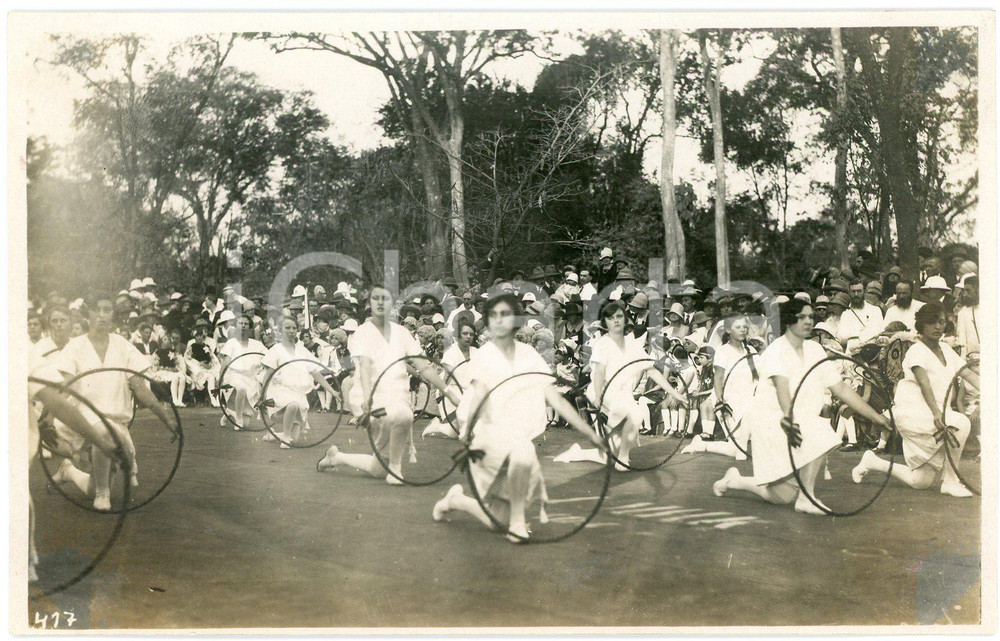 1928 CONGO BELGE Visite roi Albert Ier - Cortège filles *Photo GABRIEL 417 (3) Fotografia originale d'epoca, scattata durante la visita dei sovrani Alberto I ed Elisabetta del Belgio in Congo.Timbro del fotografo al verso.FOTOGRAFO: L&eacute;opold Gabriel  GOOD/buono  Formato: 14x9 cm originale e autentica 1