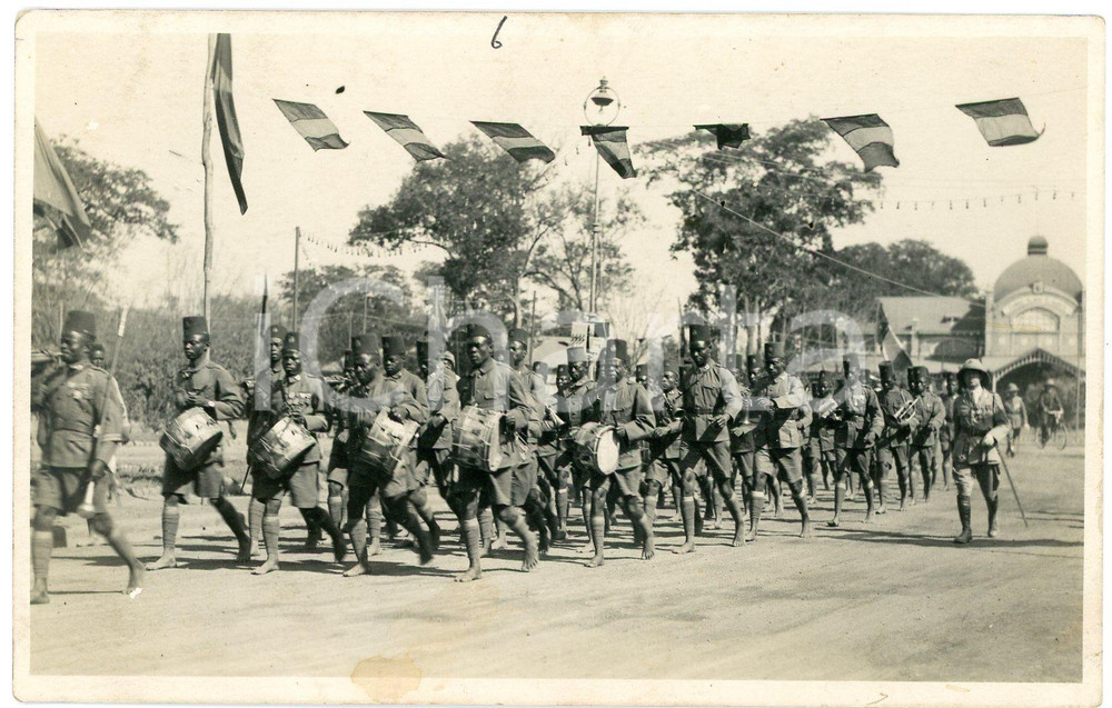 1928 CONGO BELGE Visite roi Albert I de Belgique - Musique militaire ^Photo 449 Fotografia originale d'epoca, scattata durante la visita dei sovrani Alberto I ed Elisabetta del Belgio in Congo.FOTOGRAFO: L&eacute;opold Gabriel FAIR/discreto lievi macchie; piccole abrasioni al verso Formato: 14x9 cm originale e autentica 1