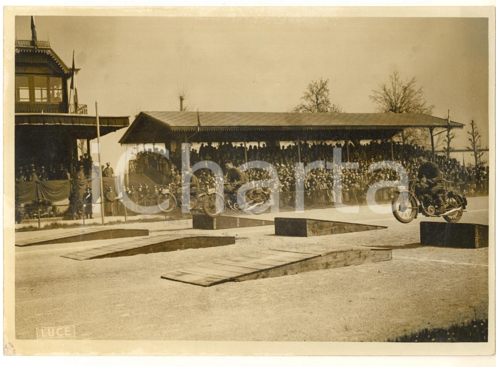 1940 MODENA Principe Umberto alla sfilata degli allievi Cavalleria - Mak Π 100  Fotografia originale d'epoca, con didascalia al verso: "S.A.R. il Principe di Piemonte assiste alla manifestazione ginnica - ippica della R. Accademia di Fanteria e Cavalleria ed assiste allo sfilamento degli allievi in occasione del Mak Π 100 dell'81° Corso Carattere". VERY POOR/gravemente danneggiato profonda piegatura angolare; alone Formato: 18x13 cm originale e autentica 1