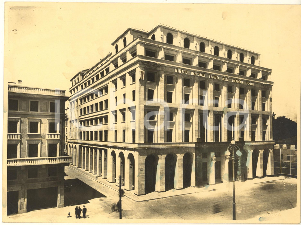 1937 ARCHITETTURA FASCISMO - PADOVA - Nuovo Palazzo INFPS *Foto 24x18 cm  Fotografia originale d'epoca, con timbro datario e didascalia al verso.Si tratta del Palazzo dell'Istituto Nazionale Fascista della Previdenza Sociale.FOTOGRAFO: Gislon - Padova POOR/danneggiato macchie Formato: 24x18 cm originale e autentica 1