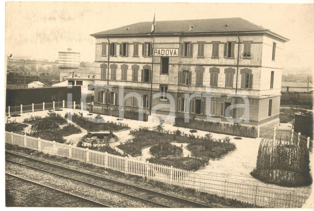 1935 ca ARCHITETTURA PADOVA L'Opera del Dopolavoro Ferroviario *Foto 17x12 cm  Fotografia originale d'epoca, con timbro datario e didascalia al verso.FOTOGRAFO: Gislon - Padova POOR/danneggiato macchie Formato: 17x12 cm originale e autentica 1