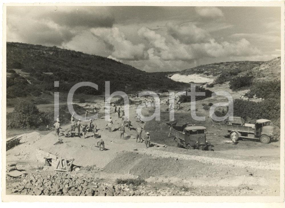 1938 LIBIA ITALIANA - Rurali - Costruzione strada per il villaggio OBERDAN *Foto  Fotografia originale d'epoca, con timbro datario e didascalia al verso. GOOD/buono  Formato: 23x17 cm originale e autentica 1