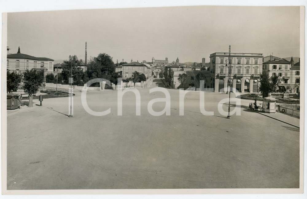 1933 AREZZO Piazzale del Duce prospiciente la stazione ferroviaria Foto 26x16 cm  Fotografia originale d'epoca, con timbro datario e didascalia al verso.FOTOGRAFO: L. Gaburri - Arezzo CONDIZIONI:POOR/danneggiato Margine superiore rifilato a manoFORMATO: 26x16 cm originale e autentica 1