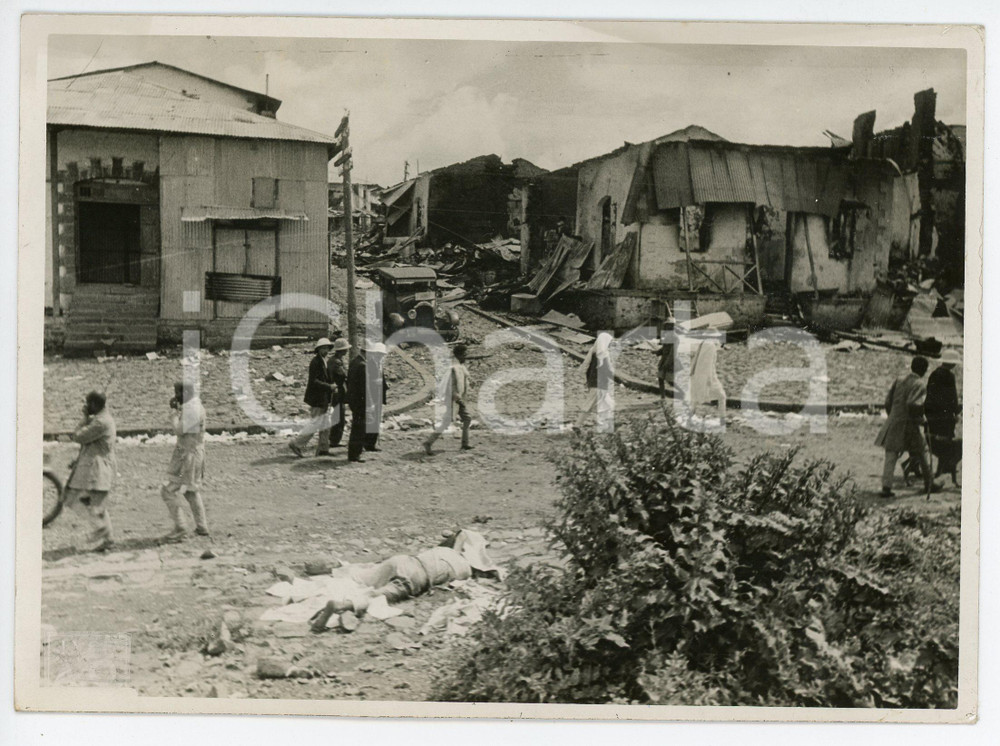 1930 ca ADDIS ABEBA Abissini prima dell'occupazione italiana - Foto 18x13 cm  Fotografia originale d'epoca, con didascalia al verso. FAIR/discreto Smussature agli angoli, lievi difetti di stampa Formato: 18x13 cm originale e autentica 1