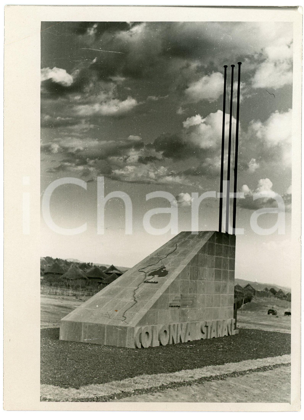 1938 GONDAR (ETIOPIA) Stele dedicata alla Colonna Celere STARACE Foto 13x18 cm  Fotografia originale d'epoca, con timbro datario e didascalia al verso. FAIR/discreto Bassa qualità di stampa, piegature agli angoli Formato: 13x18 cm originale e autentica 1