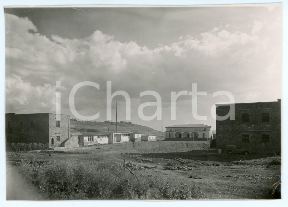 1940 GONDAR (ETIOPIA) Casa dell'ospitalità fascista - Foto 17x12 cm  Fotografia originale d'epoca, con timbro datario e didascalia al verso. POOR/danneggiato Margini rifilati a mano, piegature e gualciture agli angoli e al margine superiore Formato: 17x12 cm originale e autentica 1