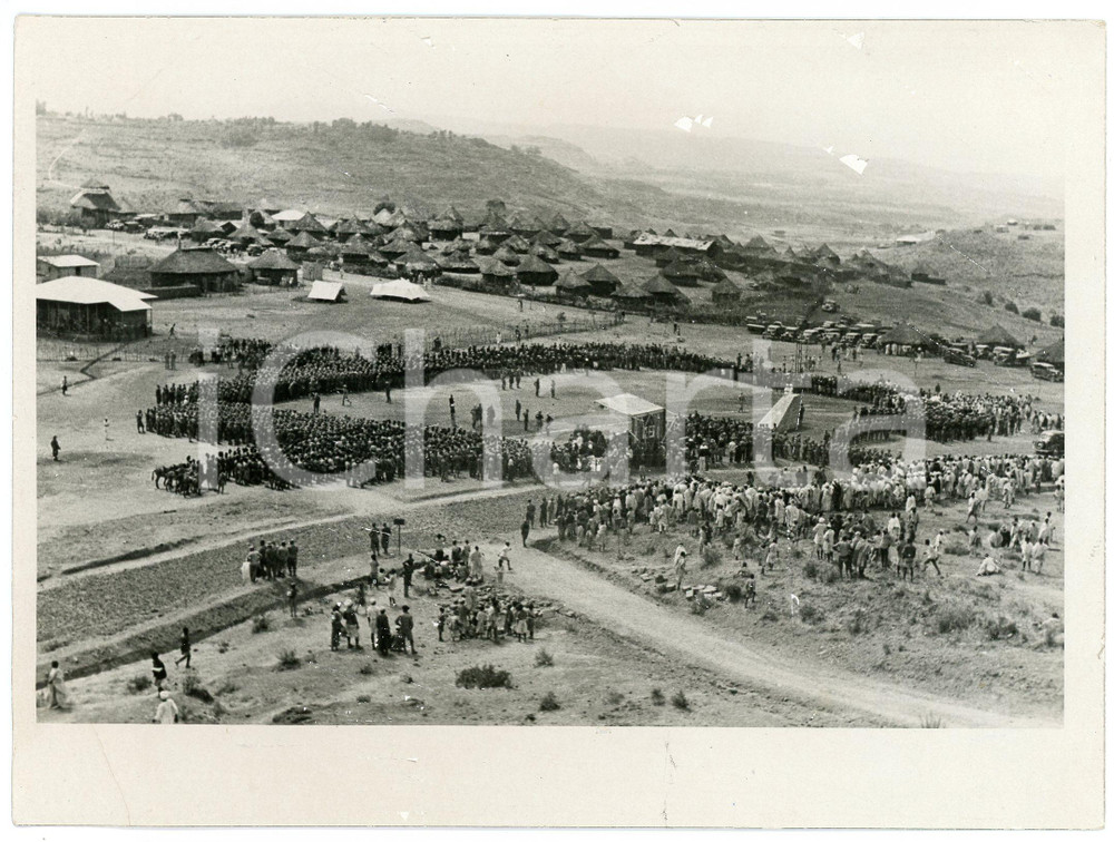 1938 GONDAR (ETIOPIA) Fascisti alle celebrazioni II Annuale della conquista Foto  Fotografia originale d'epoca, con timbro datario e didascalia al verso. VERY POOR/gravemente danneggiato piegatura all'angolo inferiore sinistro, abrasioni al recto Formato: 18x13 cm originale e autentica 1